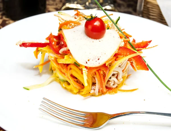 Ensalada de verduras adornos de cebolla —  Fotos de Stock