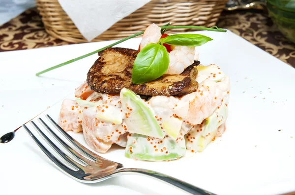 Салат, риба та яйця прикрашені зеленню та помідорами — стокове фото