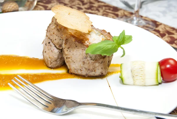Pieczone mięso z sosem musztardowym — Zdjęcie stockowe