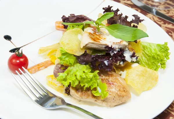 Ensalada con pollo y patatas —  Fotos de Stock