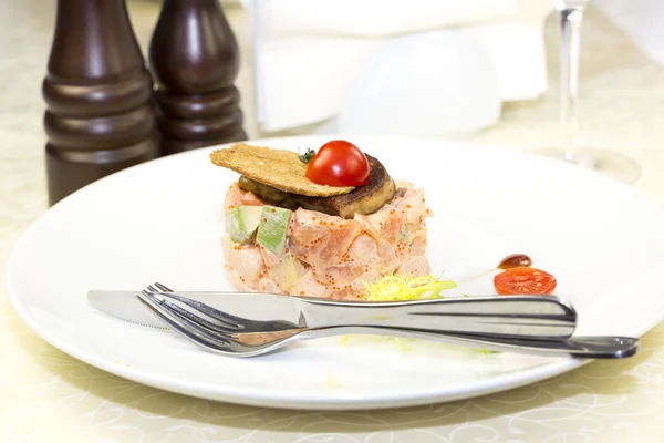 Salát, ryby a vejce zdobené zelení a rajčaty — Stock fotografie