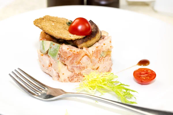 Salat, Fisch und Eier mit Gemüse und Tomaten — Stockfoto