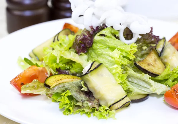 Salades de légumes et fromage de chèvre — Photo