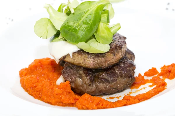 Gebackenes Fleisch in einer Soße aus Paprika und Tomaten — Stockfoto
