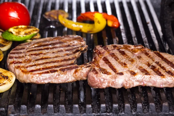 Kochen eines Steaks — Stockfoto