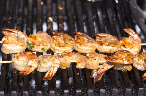 Cooking shrimp on the grill — Stock Photo, Image