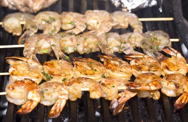 Cooking shrimp on the grill — Stock Photo, Image