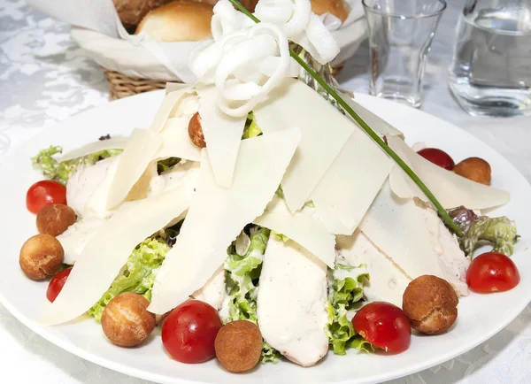 Salatgemüse und Ziegenkäse — Stockfoto