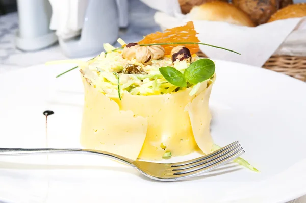 Produtos hortícolas de salada e queijo de cabra — Fotografia de Stock