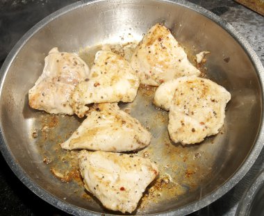 Kızartma tavasında et pişirmek