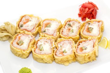 Deniz ürünleri ve sebzeli suşi.