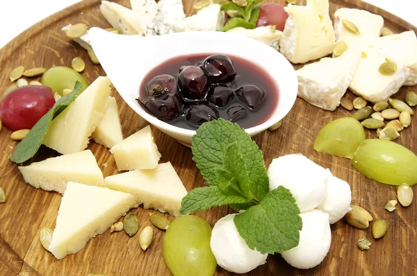 Piatto di formaggio, con diversi tipi di formaggio — Foto Stock