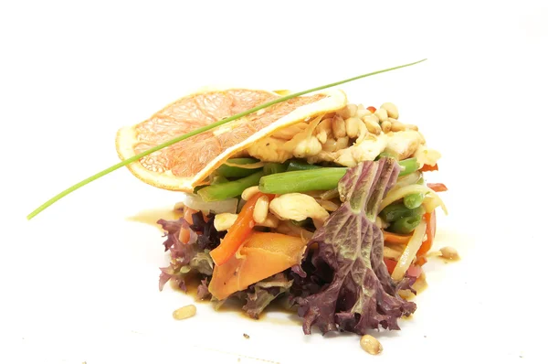Салат с овощами и сосновыми семенами — стоковое фото