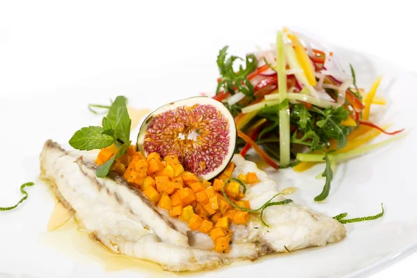 샐러드와 구운된 생선 — 스톡 사진