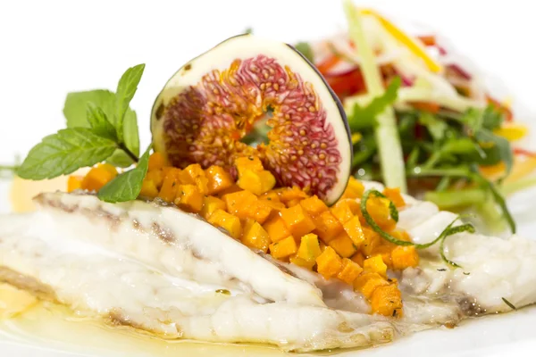 Gebackener Fisch mit Salat — Stockfoto