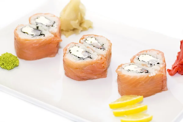 Sushi met zeevruchten en groenten — Stockfoto