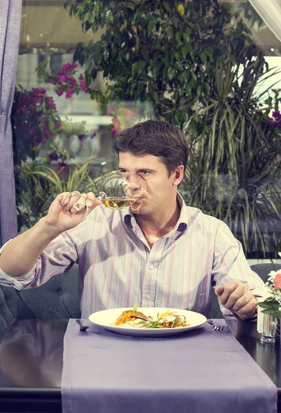 Man aan het eten. — Stockfoto