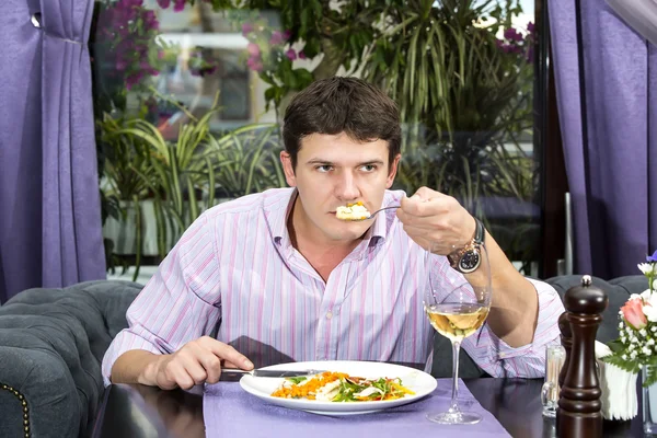 Мужчина обедает — стоковое фото