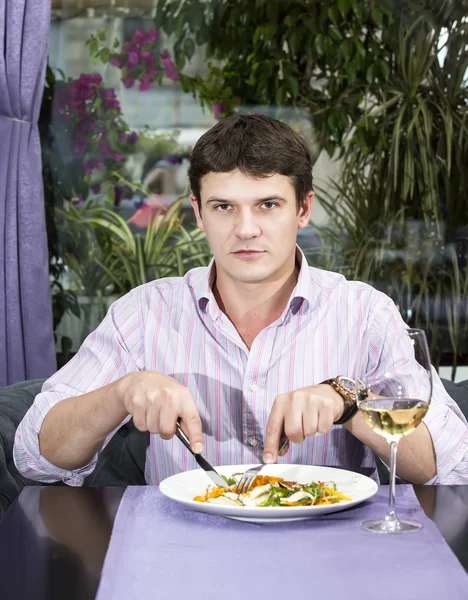 Man aan het eten. — Stockfoto