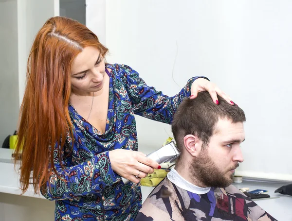 Kvinnlig frisör klippa kundens hår på salong — Stockfoto