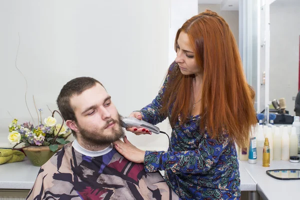 Kvinnlig frisör klippa kundens hår på salong — Stockfoto