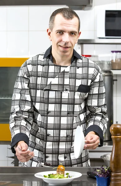 Koch bereitet Essen zu — Stockfoto