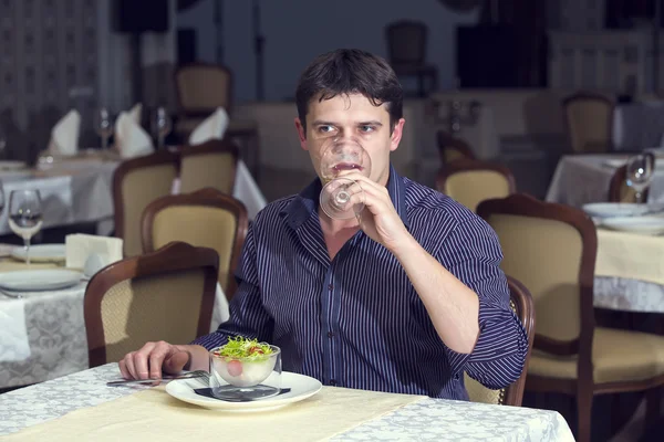 Man aan het eten. — Stockfoto