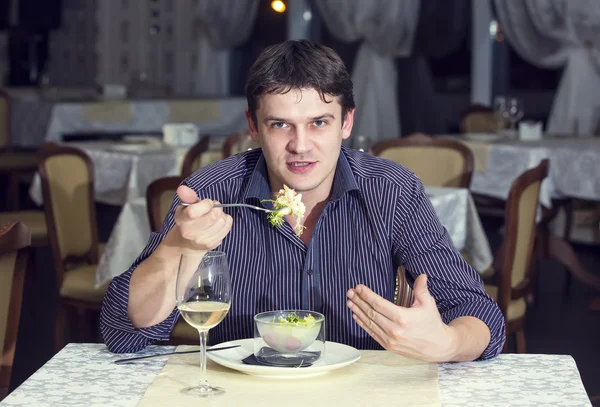 Mężczyzna jedzący obiad — Zdjęcie stockowe