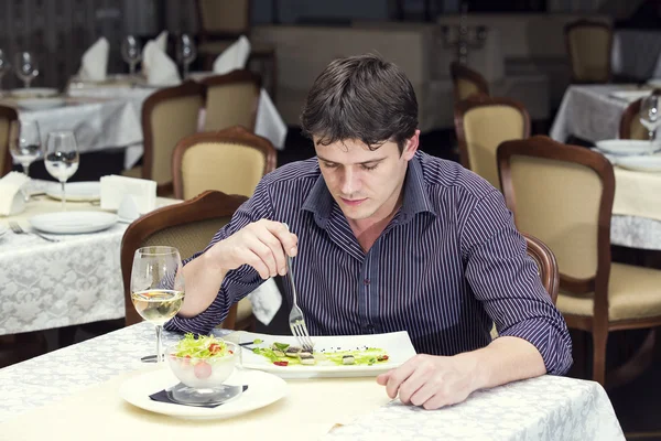 Homme en train de dîner — Photo