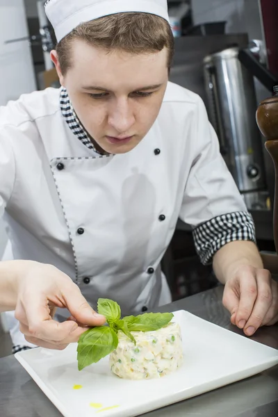 Chef in cucina — Foto Stock