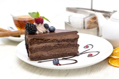 Prag dilim kek ahududu ile dekore edilmiştir.