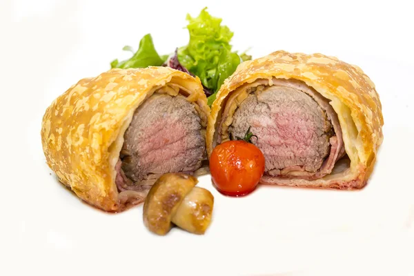 Beef in pastry with salad — Stock Photo, Image