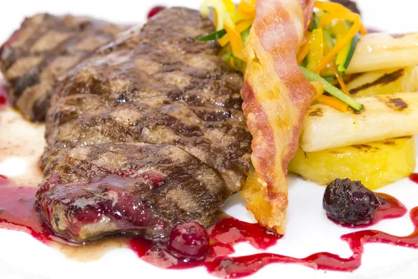 Steak met asperges en salade — Stockfoto