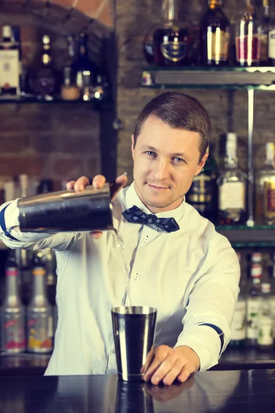 Barman dans un bar de boîte de nuit — Photo