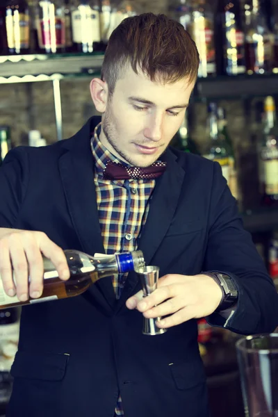 Barkeeper in einer Nachtbar — Stockfoto