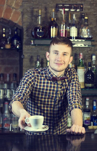 Barman dans un bar de boîte de nuit — Photo