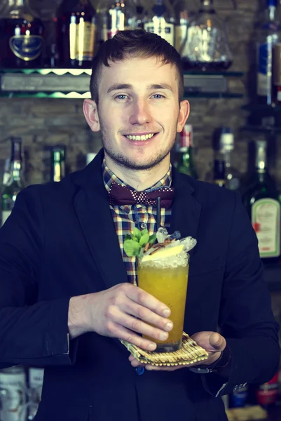 Bartender i en nattklubb bar — Stockfoto