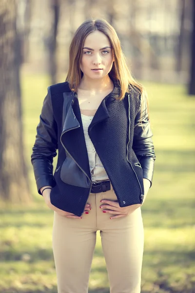 Chica en el parque — Foto de Stock