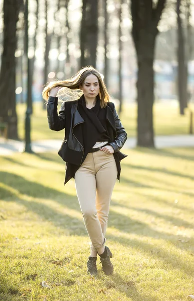 在公园里的女孩 — 图库照片