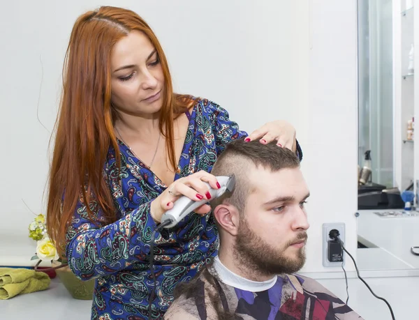 Vrouwelijke Kapper snijden cliënt haar op salon — Stockfoto