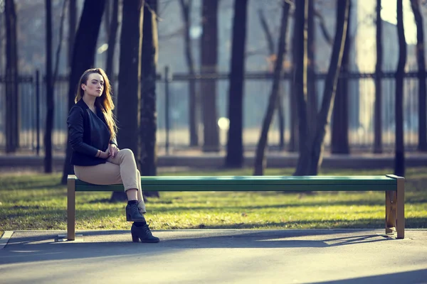 Ragazza nel parco — Foto Stock