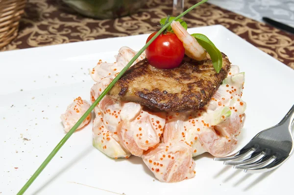 Salat, Fisch und Eier mit Gemüse und Tomaten — Stockfoto