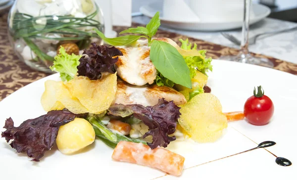 Salada com frango e batatas — Fotografia de Stock