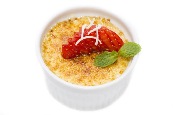 Crème brulee gegarneerd met aardbeien — Stockfoto