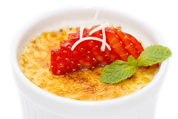 Crème brulee gegarneerd met aardbeien — Stockfoto