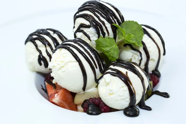 Salada de frutas e sorvete — Fotografia de Stock