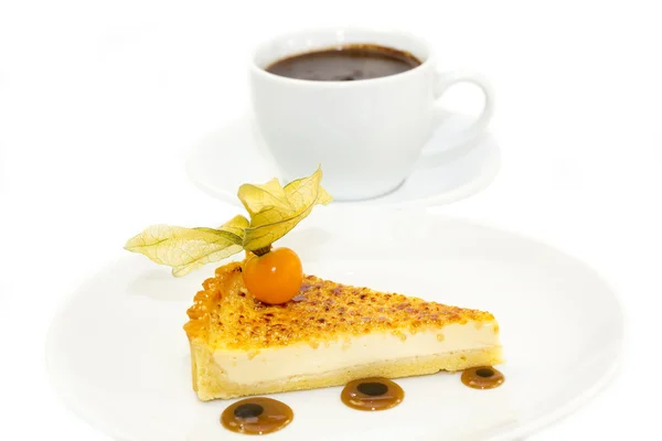 Pedazo de pastel con fruta de la pasión y una taza de chocolate caliente — Foto de Stock