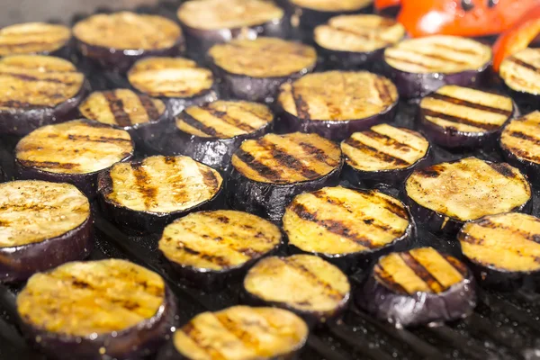 Izgarada sebze pişiriyorum.