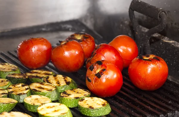 Cooking vegetables on the grill — Stock Photo, Image