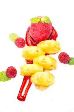 ızgara ananas karamel sos ve sorbe ile